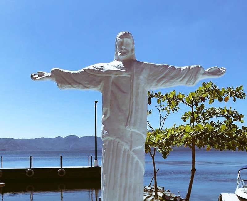 estatua de jesus bajo el agua