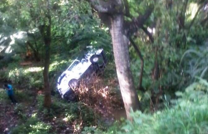 Ambulancia cae a barranco