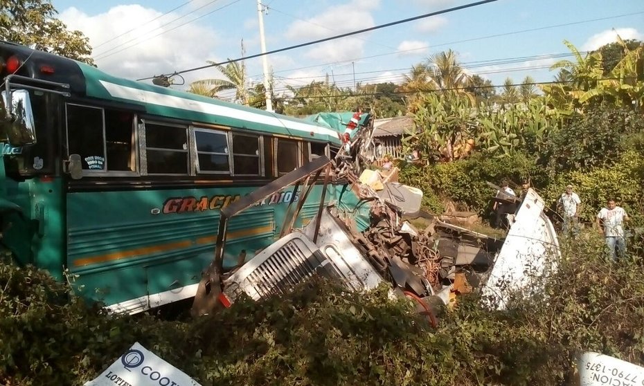 Accidente de bus y rastra en Sonsonate