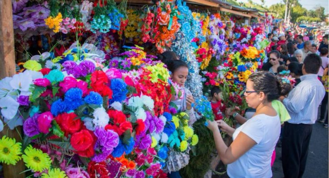 Alistan ventas de flores en el centro de San Salvador para el Día de los  Difuntos