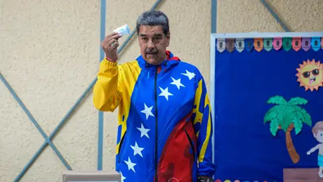 presidente-nicolas-maduro-muestra-papeleta-electoral-votacion-caracas-venezuela_70 copia