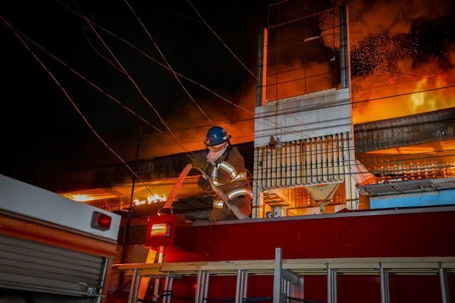 Incendio destruye edificio 5 Mercado Central