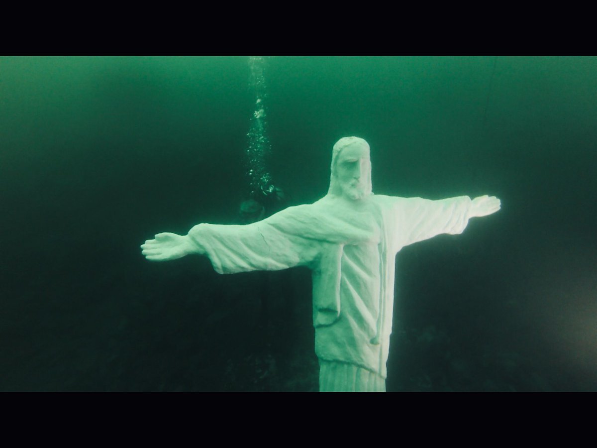 estatua de jesus bajo el agua