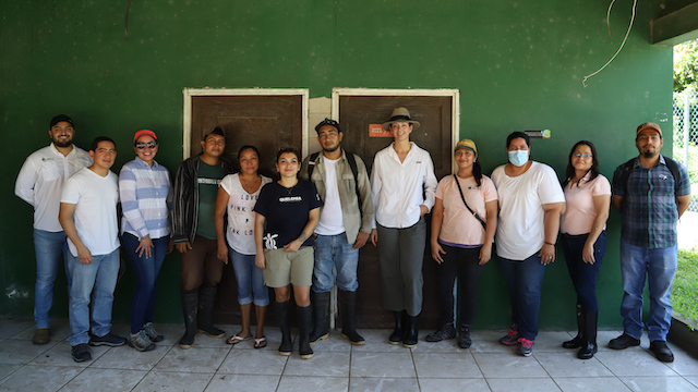 Recorrido en una parte de las áreas reforestadas con Mangle en Barra de Santago, Ahuachapán,  el 21 de octubre de 2022, en El Salvador. El Banco Davivienda fondea a organzaciones como FUNDEMAS y AMBAS para trabajen en el rescate de los manglares destruidos por los fenómenos naturales, como huracanes y tormentas tropicales.
Foto Banco Davivienda /Salvador Melendez